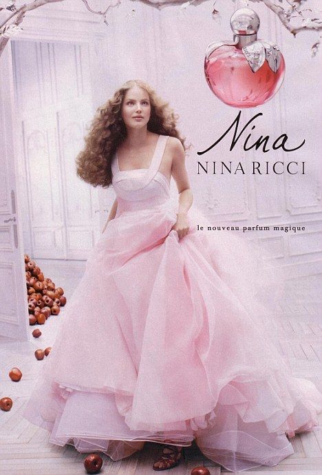 modelo ruslana Korshunova no comercial do perfume ninaricci